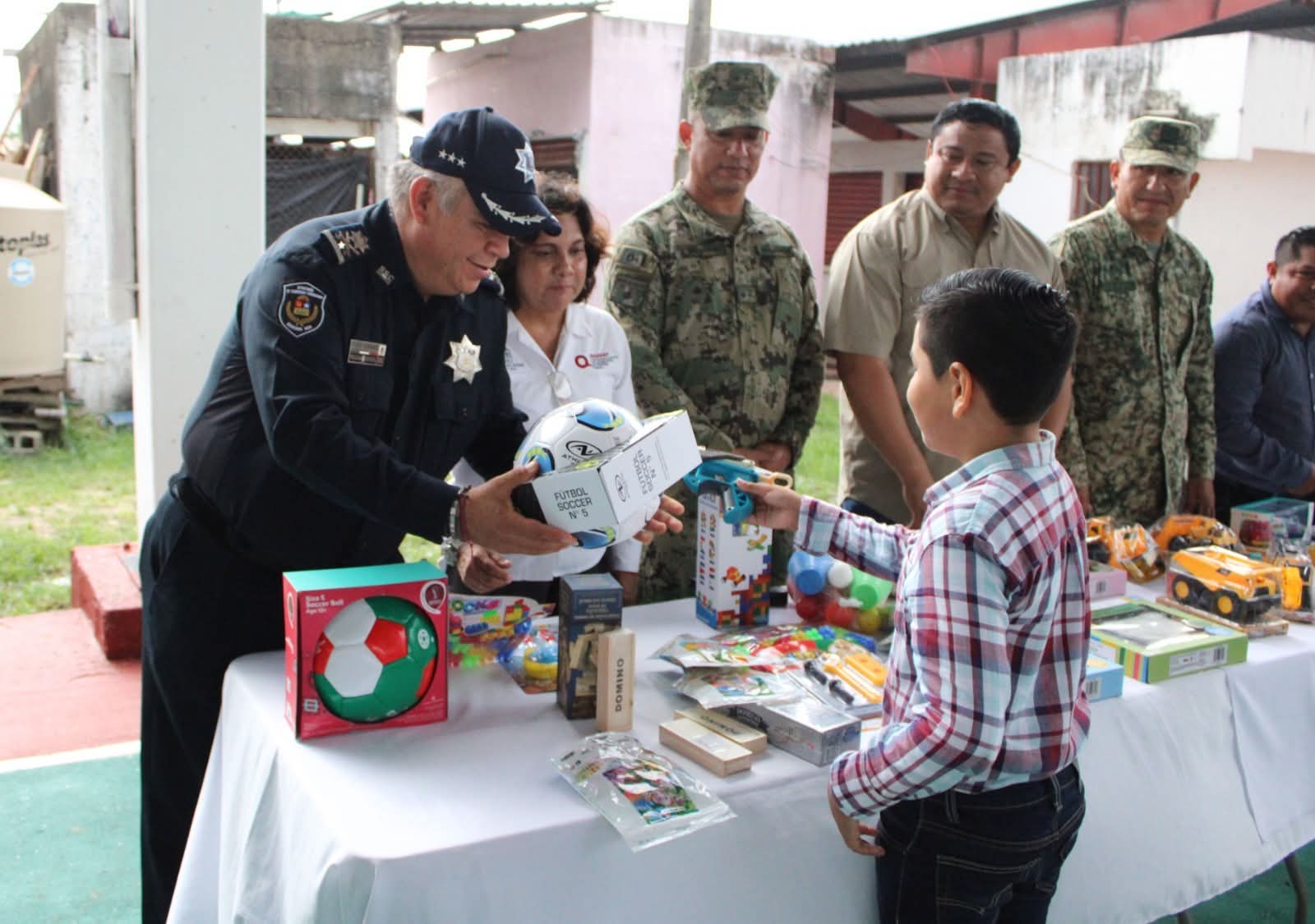 Intercambian 600 armas de juguete por juguetes lúdicos en Quintana Roo