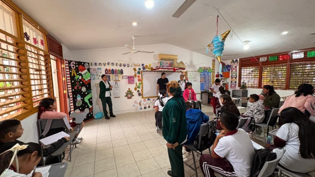 La Secretaría de Educación de Quintana Roo instruyó a docentes de nivel básico a revisar cartillas de vacunación tras una capacitación impartida por Servicios Estatales de Salud de Quintana Roo como medida preventiva contra el sarampión.