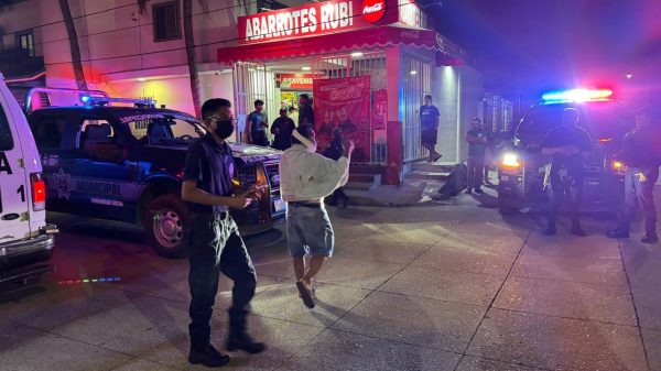 Asaltan tienda en la región 232 de Cancún y Policía detiene a dos