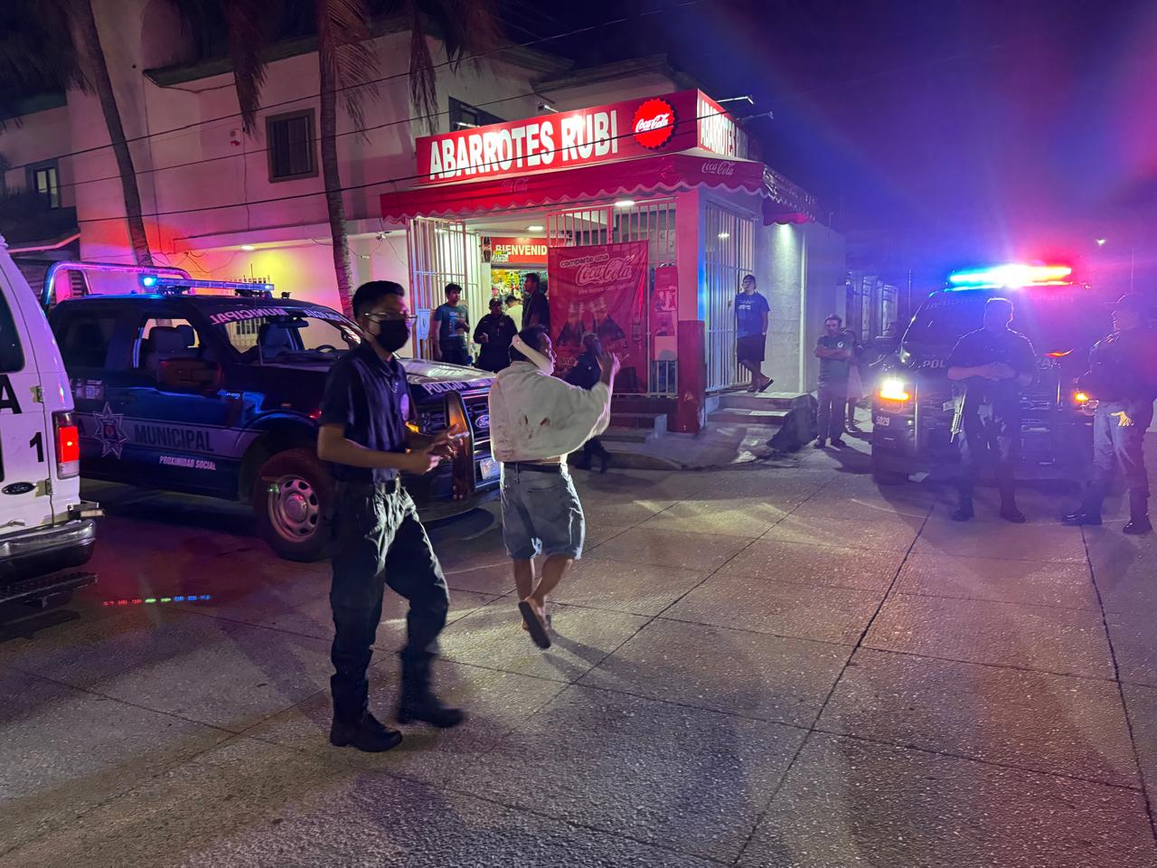 Asaltan tienda en la región 232 de Cancún y Policía detiene a dos