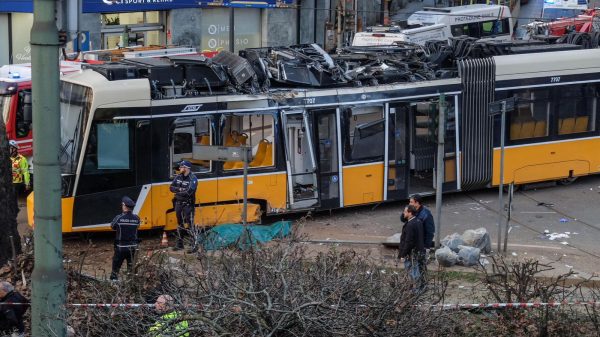 Descarrila tranvía en Milán: dos muertos y más de 40 heridos tras choque en el centro