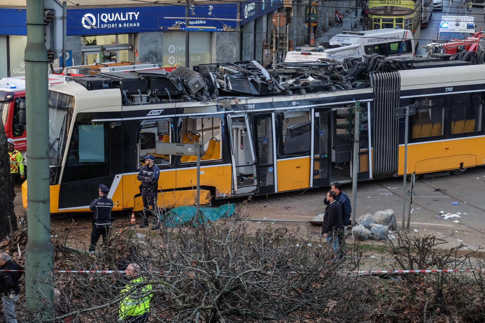 Descarrila tranvía en Milán: dos muertos y más de 40 heridos tras choque en el centro