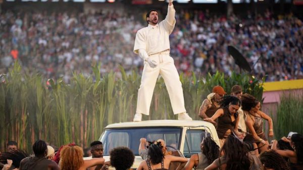 Bad Bunny rinde un homenaje a la vida cotidiana de América Latina