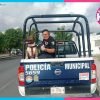 Policías rescatan a perrito extraviado en calles de Cancún