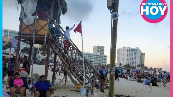 Un joven fue rescatado del mar en Playa San Miguelito, en la zona hotelera de Cancún, tras presentar dificultades al nadar. Fue trasladado a un hospital.