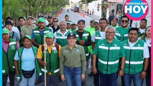 Blanca Merari entrega láminas de zinc a 54 familias de Leona Vicario