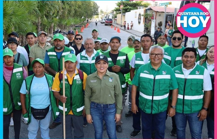 Blanca Merari entrega láminas de zinc a 54 familias de Leona Vicario