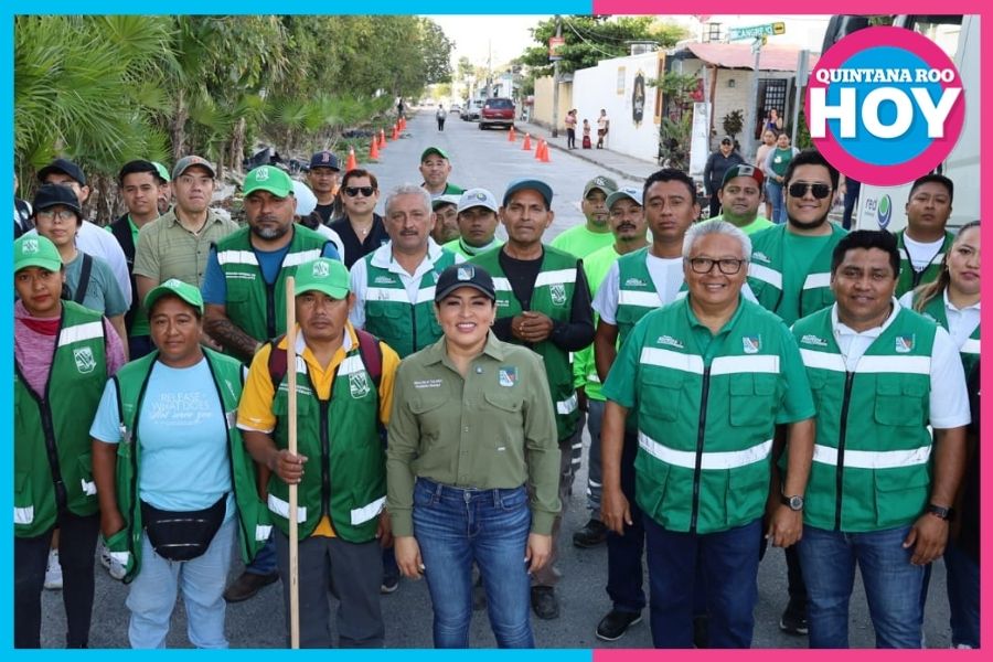Blanca Merari entrega láminas de zinc a 54 familias de Leona Vicario