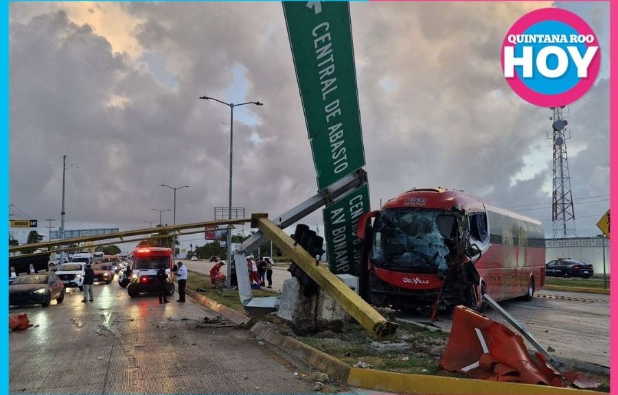 Choque múltiple en la Colosio de Cancún deja daños y derriba señalamiento vial