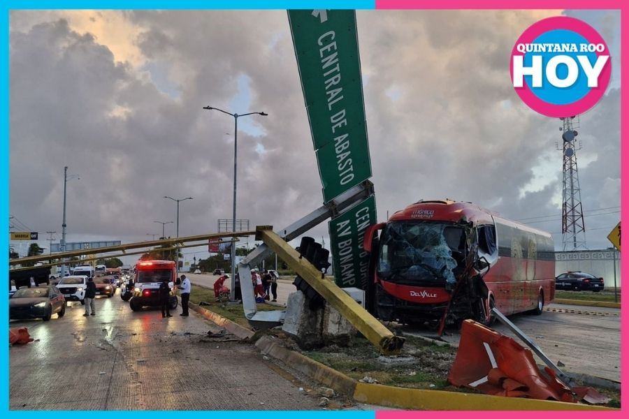 Choque múltiple en la Colosio de Cancún deja daños y derriba señalamiento vial