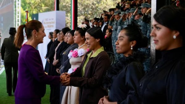 Sheinbaum reconoce a mujeres de las Fuerzas Armadas en el 8M