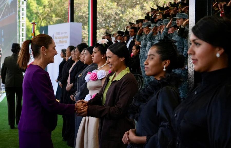 Sheinbaum reconoce a mujeres de las Fuerzas Armadas en el 8M