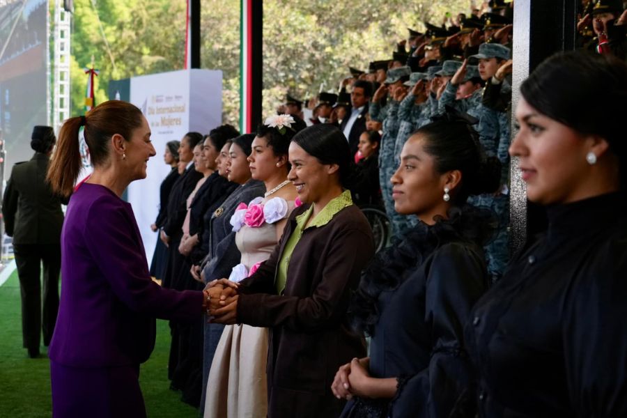 Sheinbaum reconoce a mujeres de las Fuerzas Armadas en el 8M