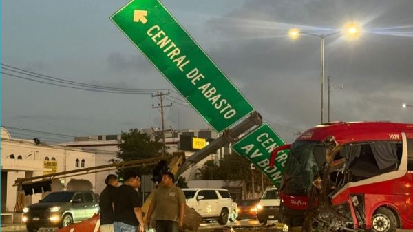 Choque múltiple en la Colosio derriba señalamiento vial