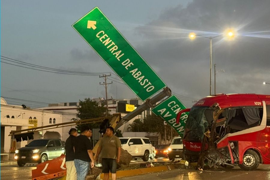 Choque múltiple en la Colosio derriba señalamiento vial