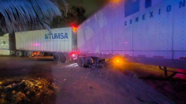 Motociclista y menor resultan heridos tras choque con tráiler en la carretera Gas Auto de Cancún