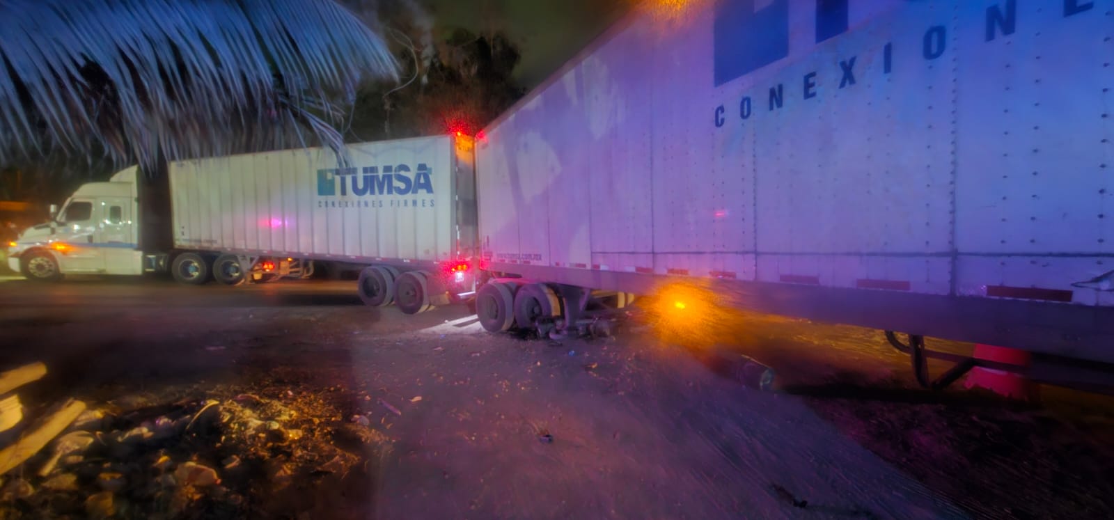 Motociclista y menor resultan heridos tras choque con tráiler en la carretera Gas Auto de Cancún