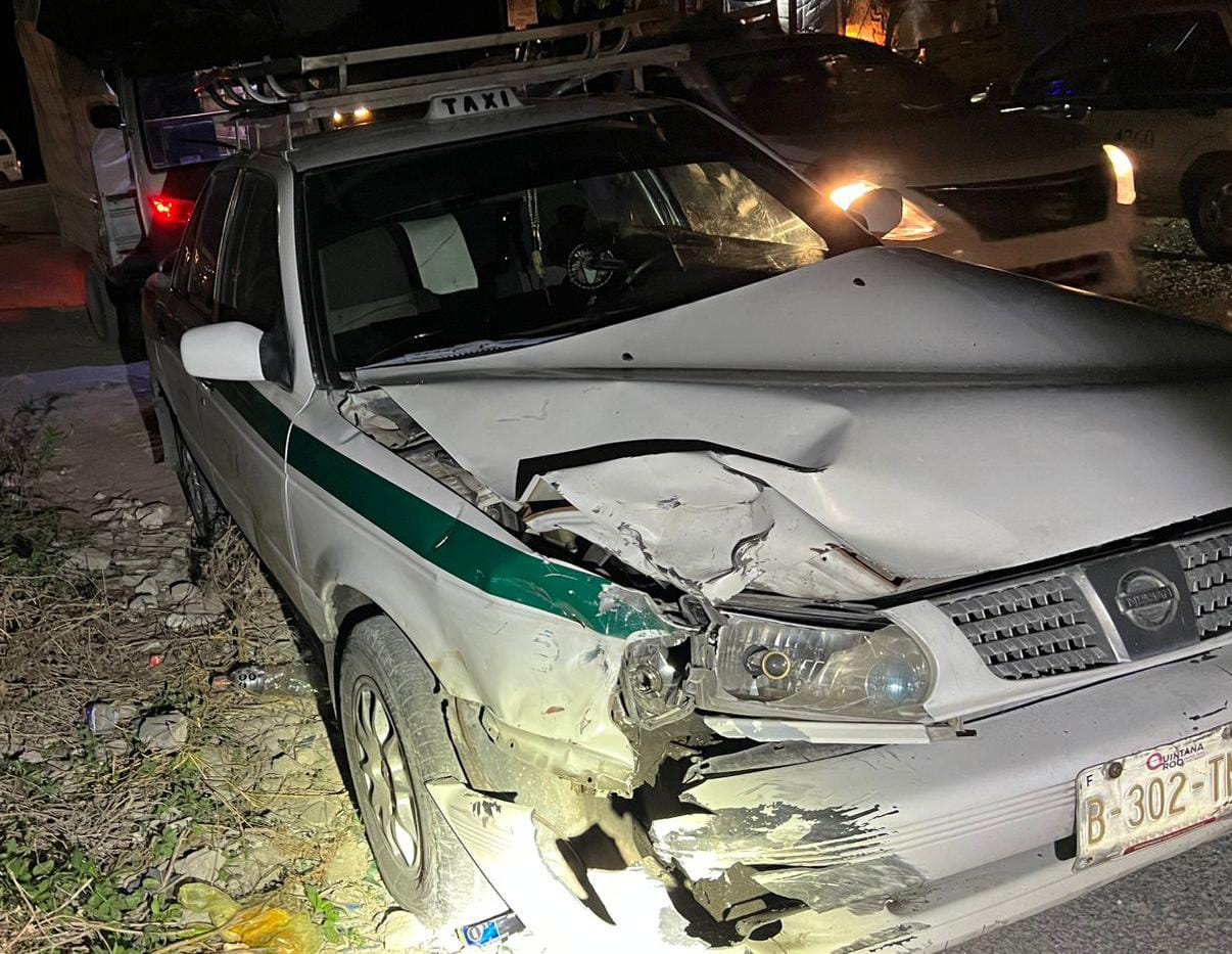 Motociclista resulta herido tras choque con taxi en la avenida López Portillo de Cancún