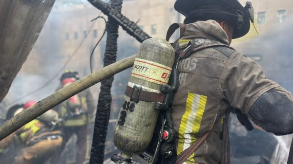 Corto circuito provoca incendio de vehículo en la Supermanzana 228