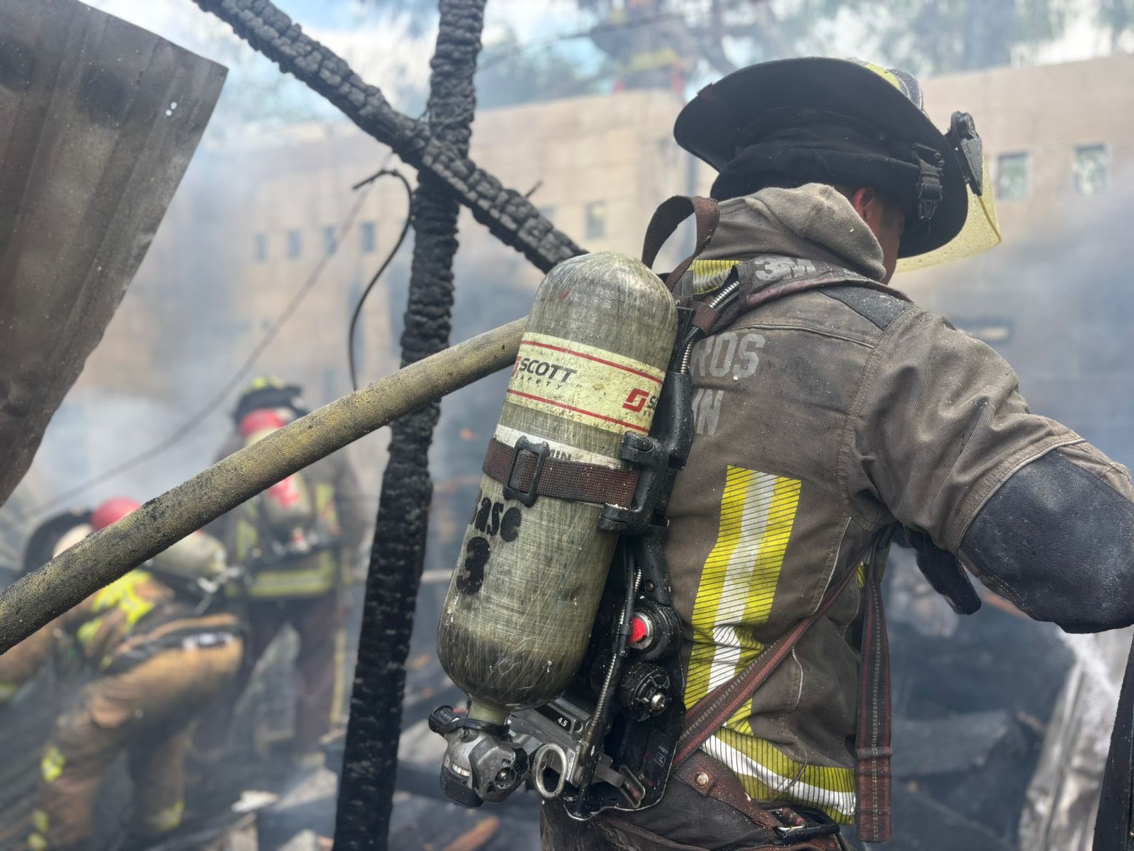 Corto circuito provoca incendio de vehículo en la Supermanzana 228