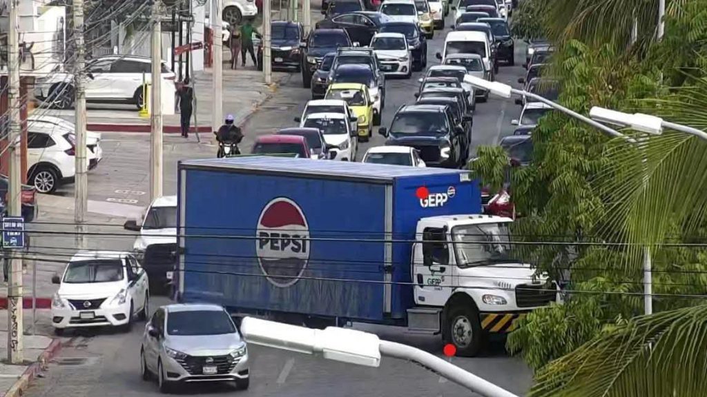 Choque entre camión y Nissan Kicks en la Bonampak deja solo daños materiales