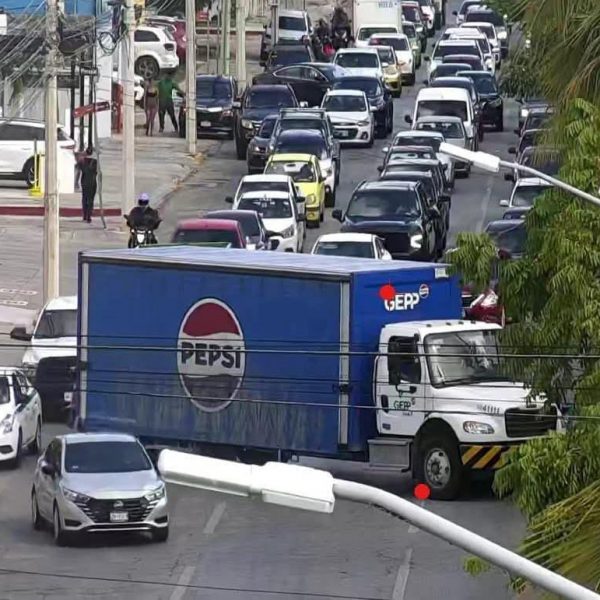 Choque entre camión y Nissan Kicks en la Bonampak deja solo daños materiales