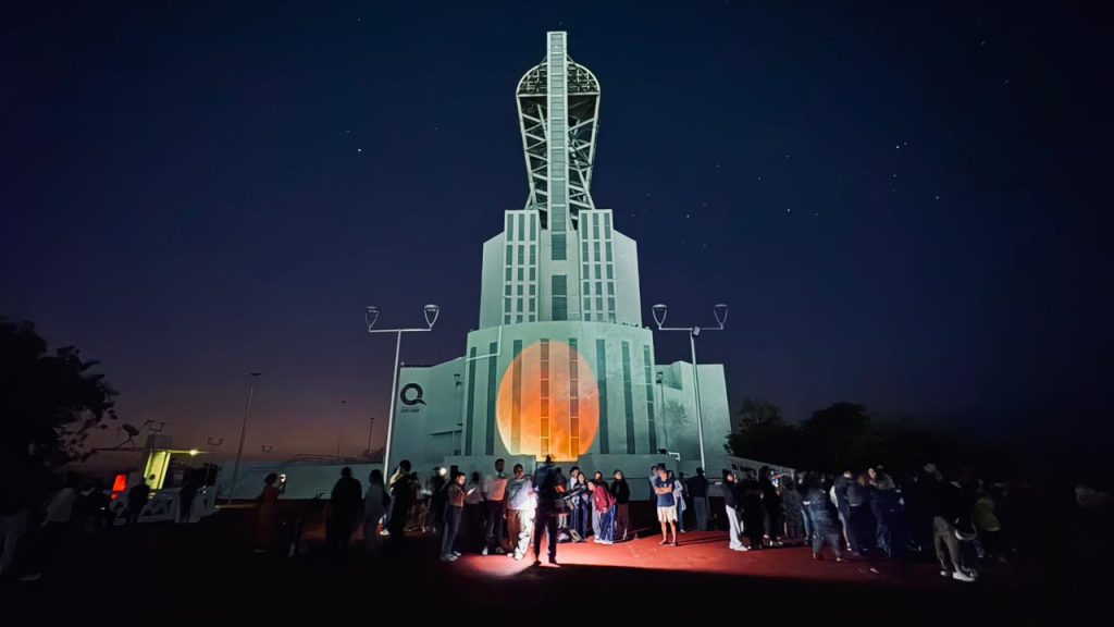 Más de 1,800 personas observan eclipse lunar total en planetarios de Quintana Roo