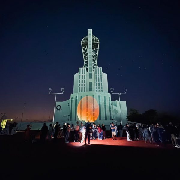 Más de 1,800 personas observan eclipse lunar total en planetarios de Quintana Roo