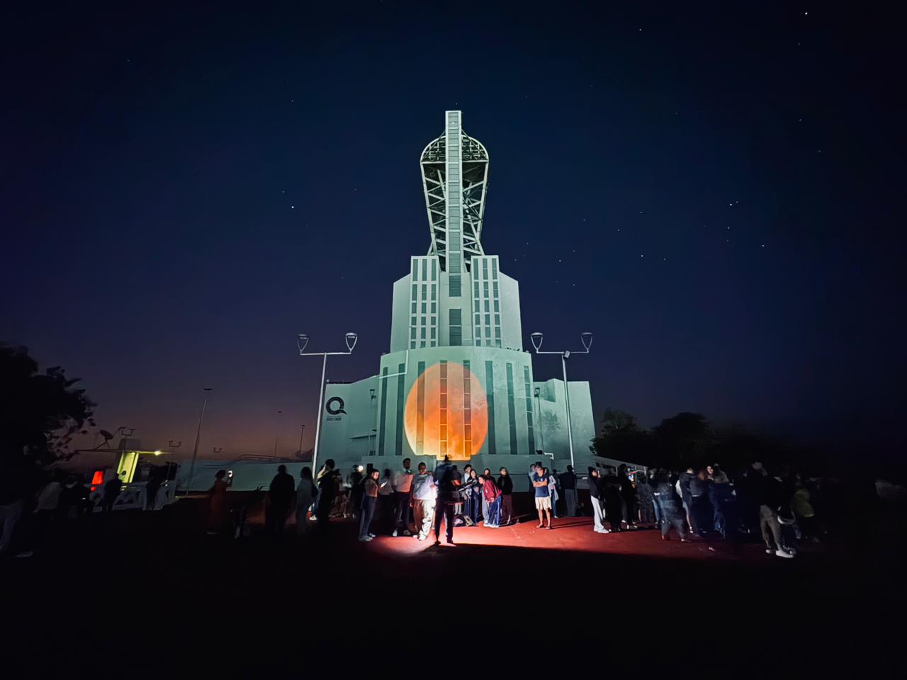 Más de 1,800 personas observan eclipse lunar total en planetarios de Quintana Roo