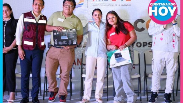 Ana Paty Peralta entrega 159 computadoras a estudiantes de Cancún