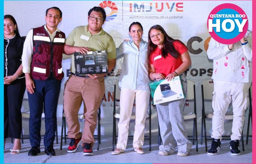 Ana Paty Peralta entrega 159 computadoras a estudiantes de Cancún