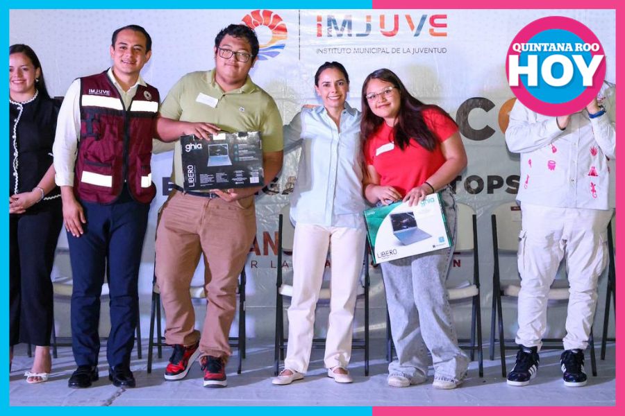 Ana Paty Peralta entrega 159 computadoras a estudiantes de Cancún