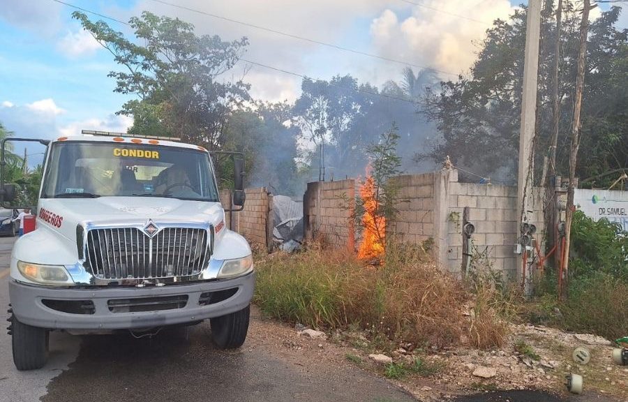 Incendio consume carpintería en Felipe Carrillo Puerto