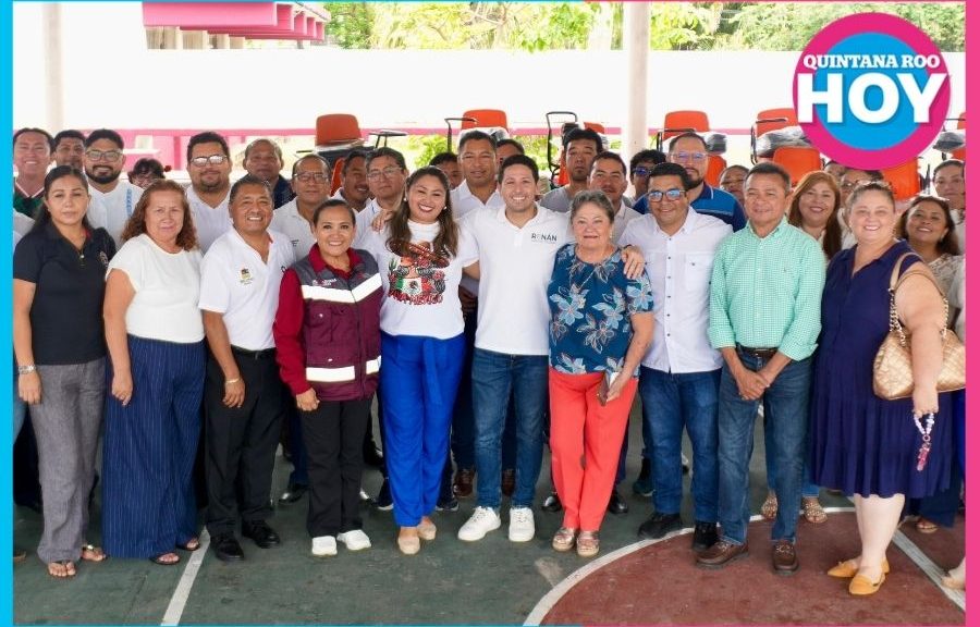Renán Sánchez entrega equipamiento educativo en escuelas de Cozumel