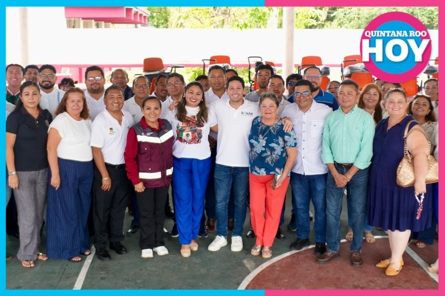 Renán Sánchez entrega equipamiento educativo en escuelas de Cozumel