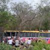 Autobús de Xcaret se sale de la carretera cerca de Xel-Há