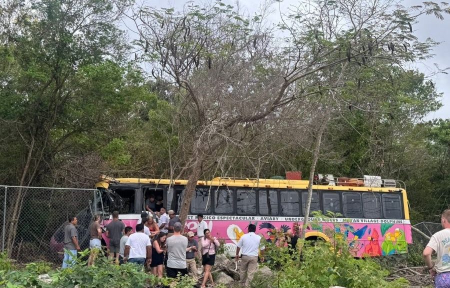 Autobús de Xcaret se sale de la carretera cerca de Xel-Há