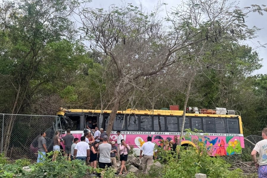 Autobús de Xcaret se sale de la carretera cerca de Xel-Há