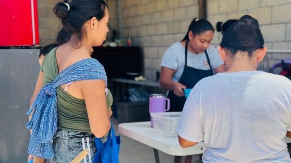 Comedor comunitario en Tulum ofrece alimentos gratuitos a personas vulnerables