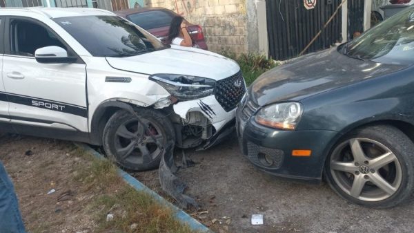 Persecución y choque generan caos en Villas Otoch Cancún
