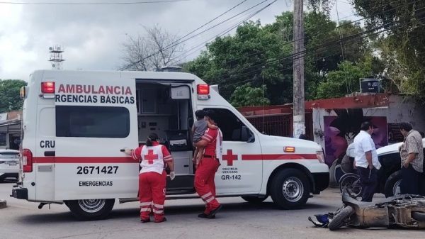 Dos menores y una mujer terminan hospitalizados tras un accidente de moto