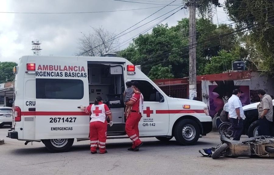 Dos menores y una mujer terminan hospitalizados tras un accidente de moto