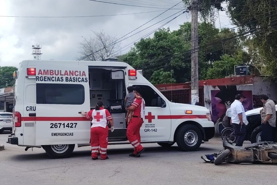 Dos menores y una mujer terminan hospitalizados tras un accidente de moto