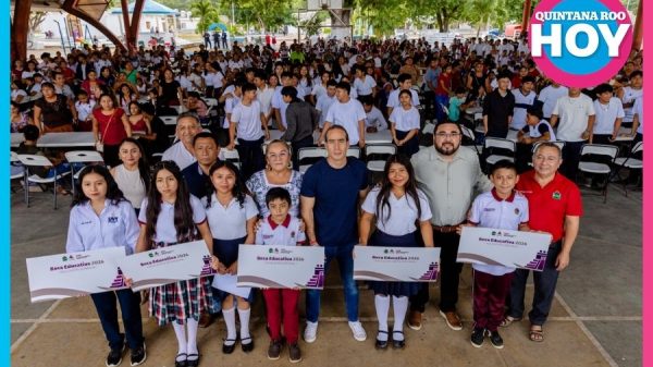 Diego Castañón entrega mil becas educativas a estudiantes de Tulum