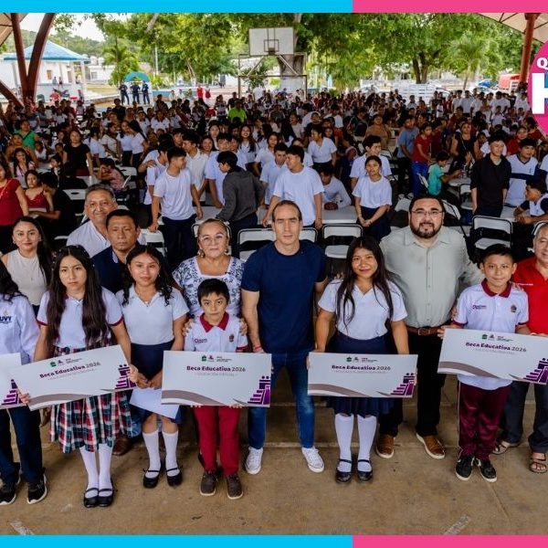 Diego Castañón entrega mil becas educativas a estudiantes de Tulum