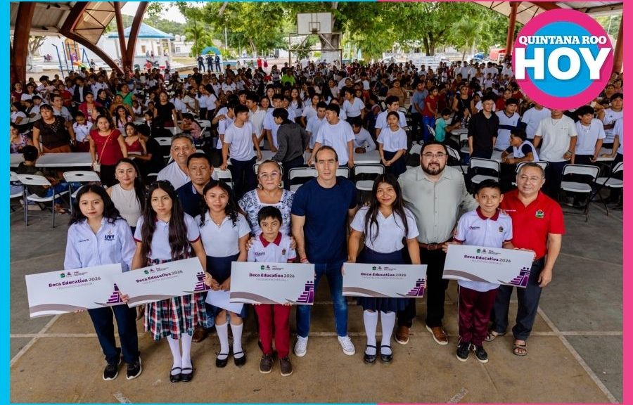 Diego Castañón entrega mil becas educativas a estudiantes de Tulum