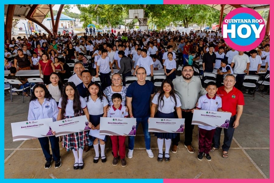 Diego Castañón entrega mil becas educativas a estudiantes de Tulum