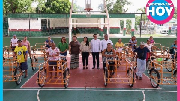 Blanca Merari entrega triciclos de carga a familias de Leona Vicario