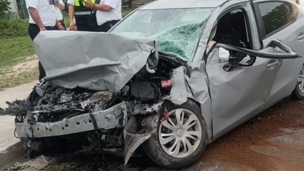 choque entre autobús ADO y automóvil en Cancún