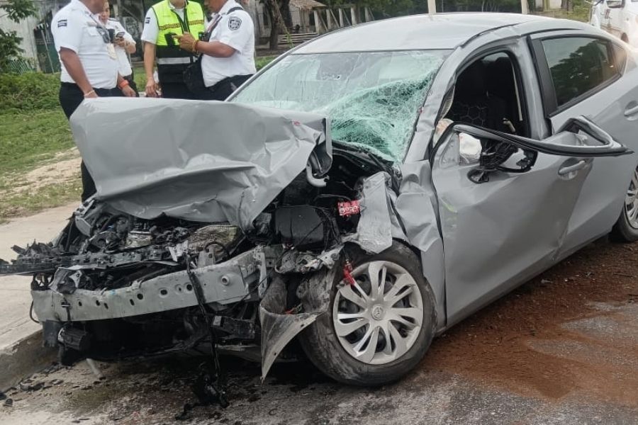 choque entre autobús ADO y automóvil en Cancún
